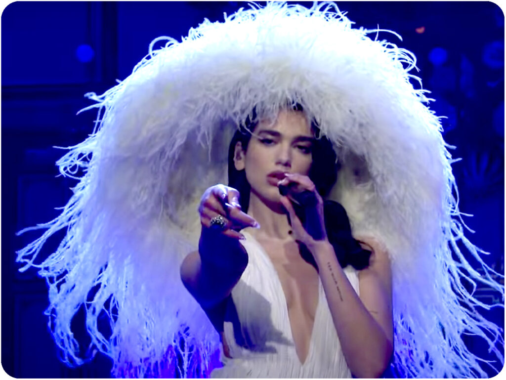 La elegancia del Hollywood clásico y el mamarrachismo del pop