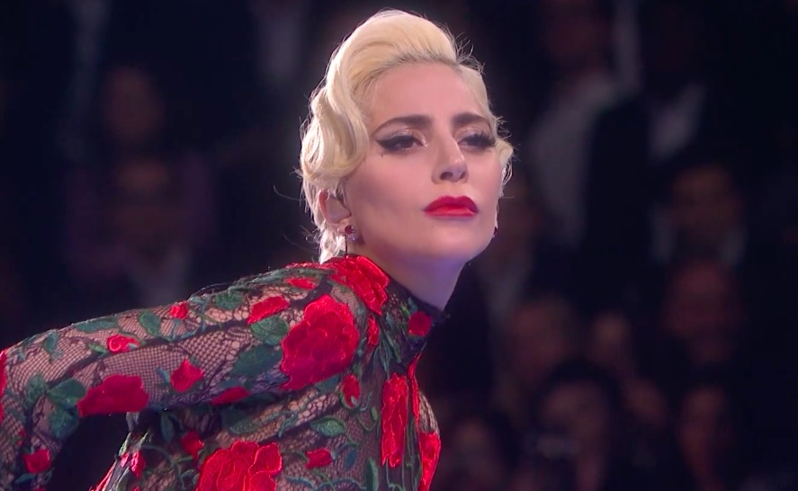  Lady Gaga presenta ‘Million Reasons’ entre sostenes, y queda algo confuso