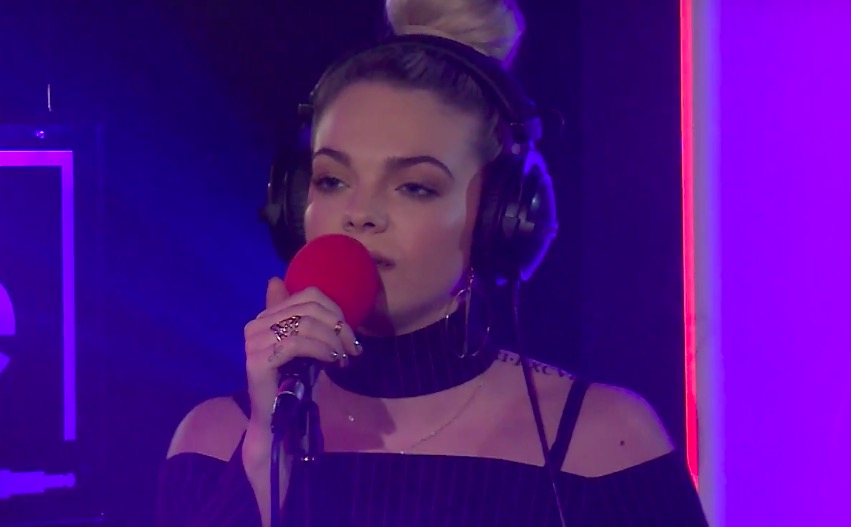 Louisa Johnson pasa por el BBCR1 Live Lounge y versiona ‘Rockabye’ de Clean Bandit