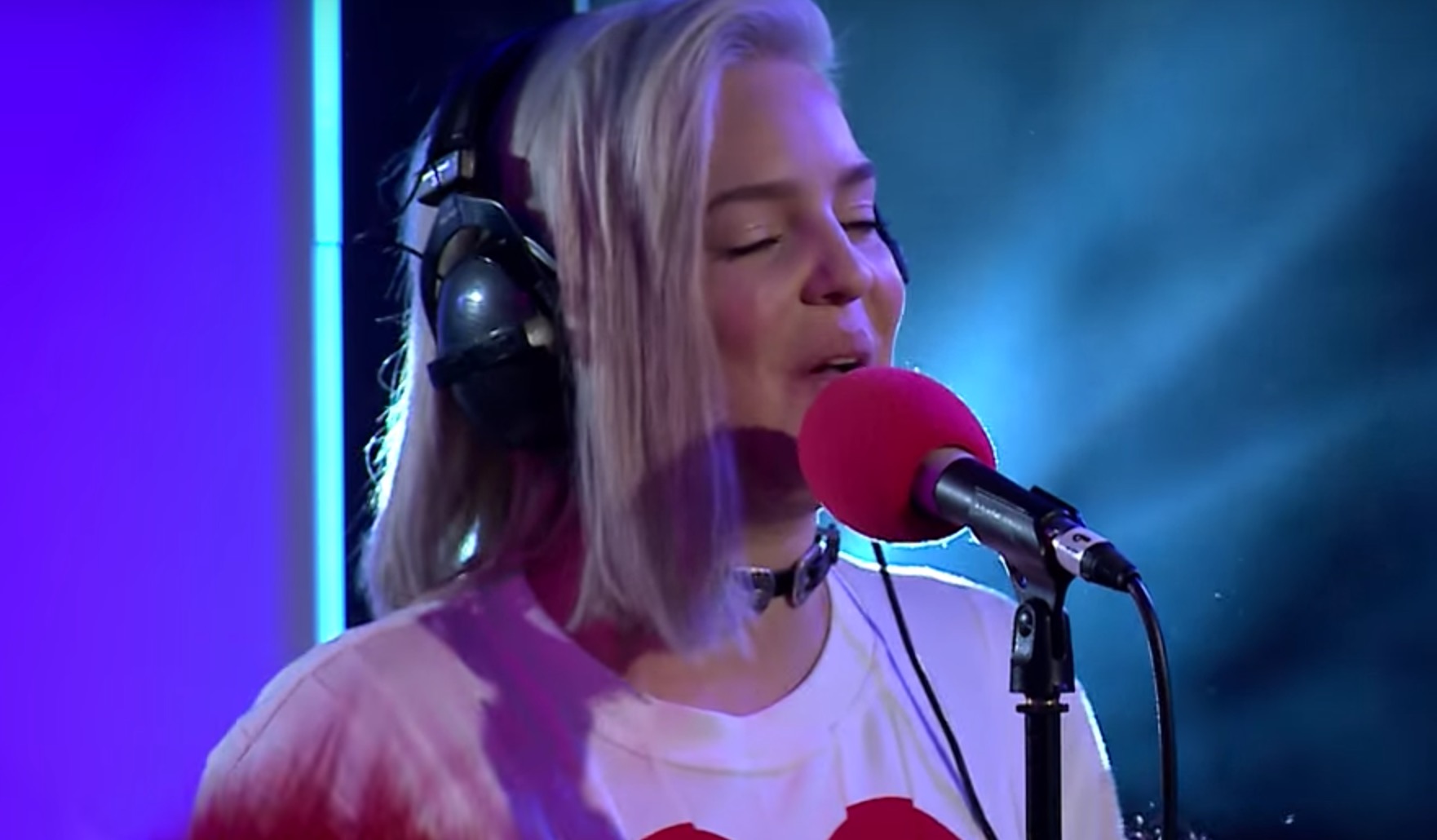 Anne-Marie versiona a Spice Girls y presenta ‘Ciao Adios’ en BBC Radio 1 Live Lounge