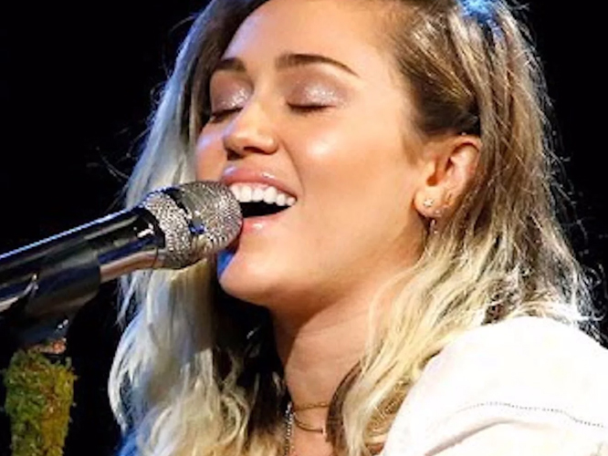  Miley Cyrus dedica su performance de ‘Million Reasons’ en ‘The Voice’ a Ariana Grande