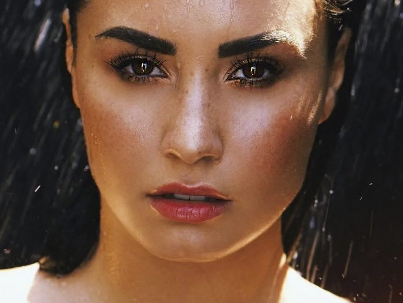  Demi Lovato se queja de estar “solita” en la versión en español de ‘Solo’, con Clean Bandit