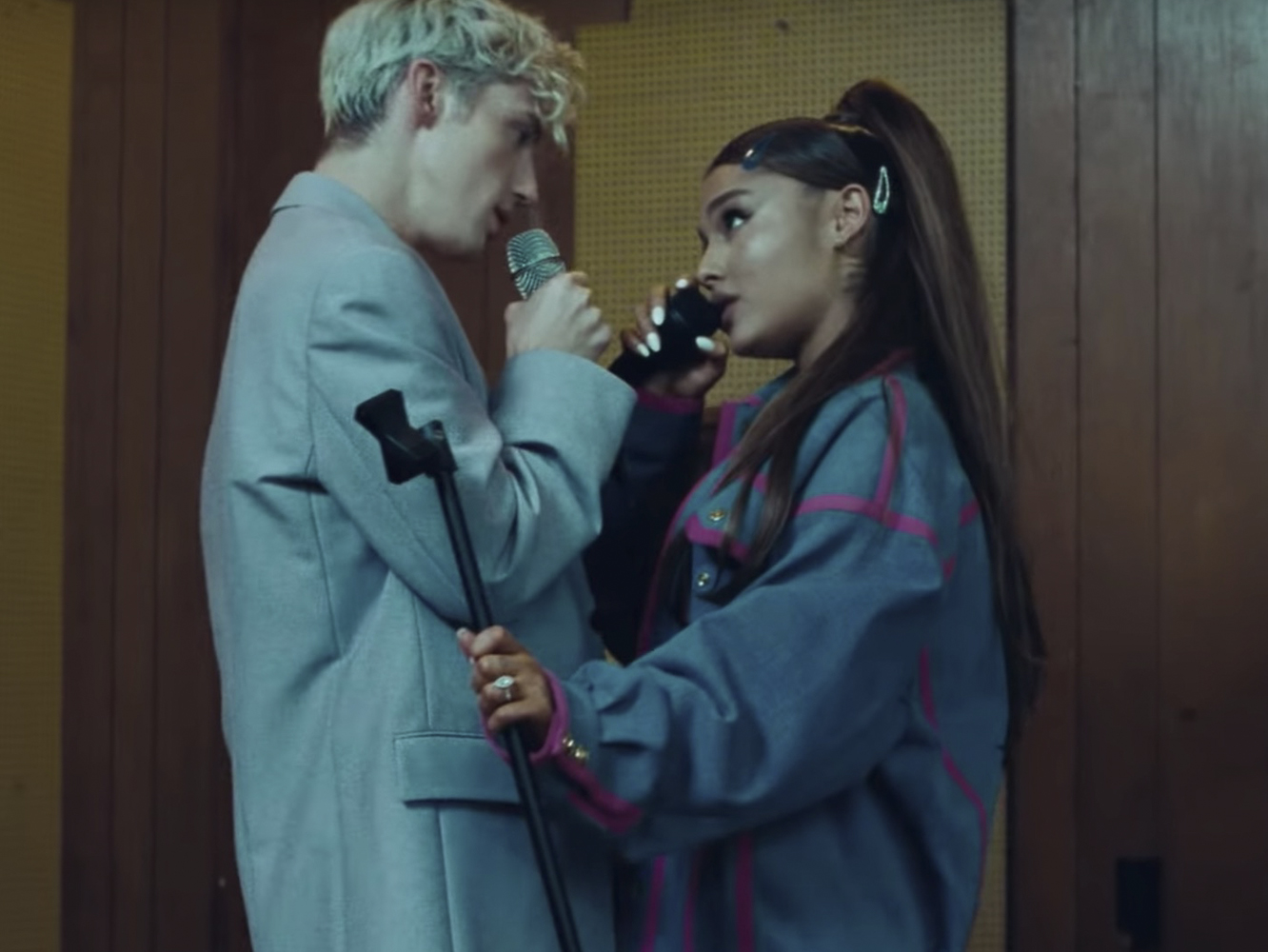  Troye Sivan y Ariana Grande se liberan en el simpático vídeo para ‘Dance To This’