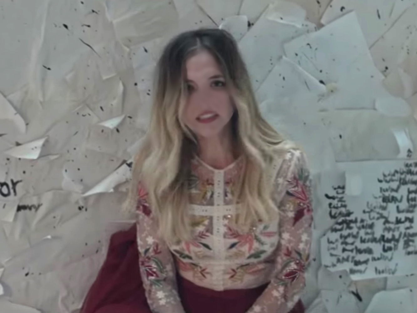 Literal Kween Mireya Bravo pinta ‘mentiras’ en ‘papel’ en ‘Mentiras De Papel’