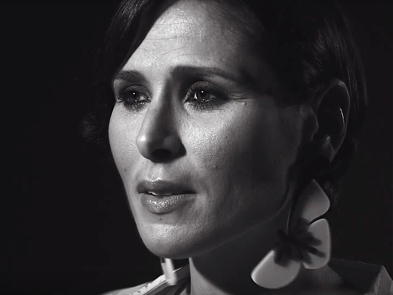 Rosa López comunica con un místico vídeo que Universal Music ha roto con ella