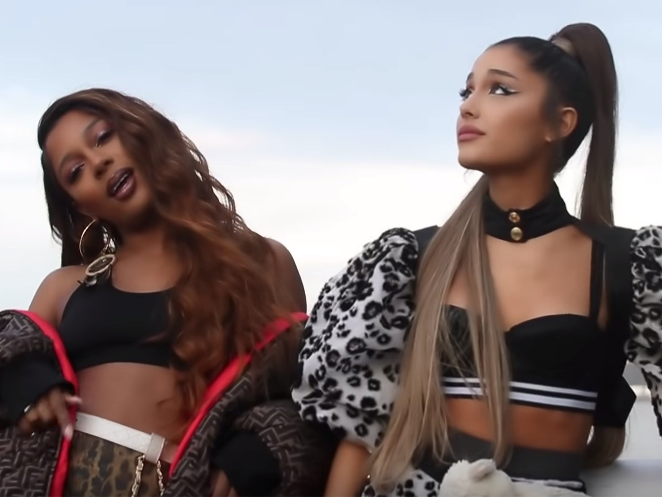 Ariana Grande y Victoria Monét dan forma a la muy internet ‘Monopoly’