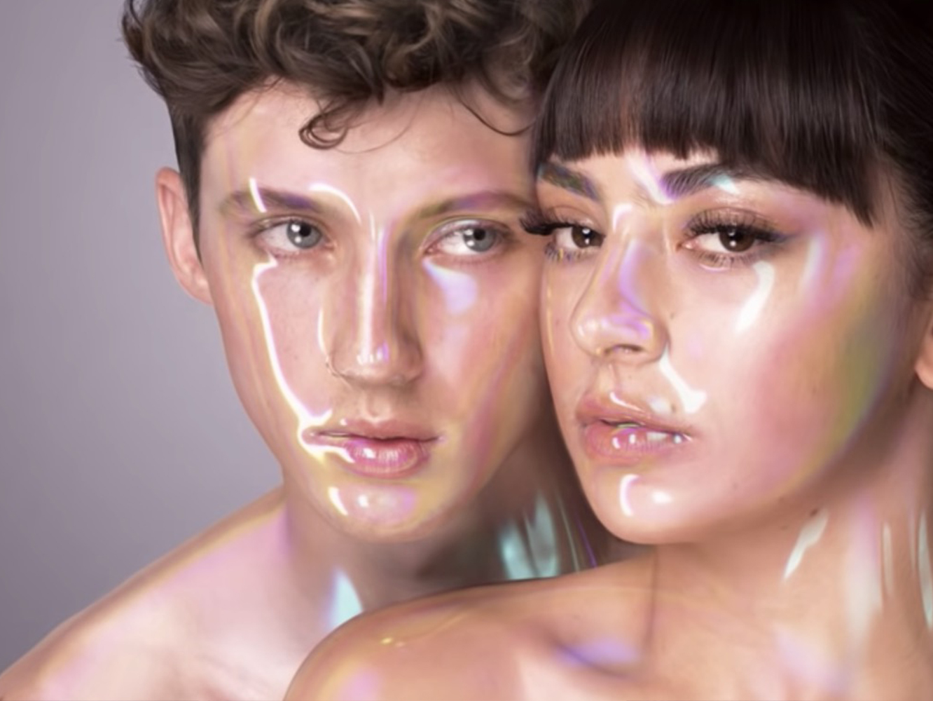 ‘2099’ es el clásico anti-hit de Charli XCX, con la colaboración (más o menos) de Troye Sivan