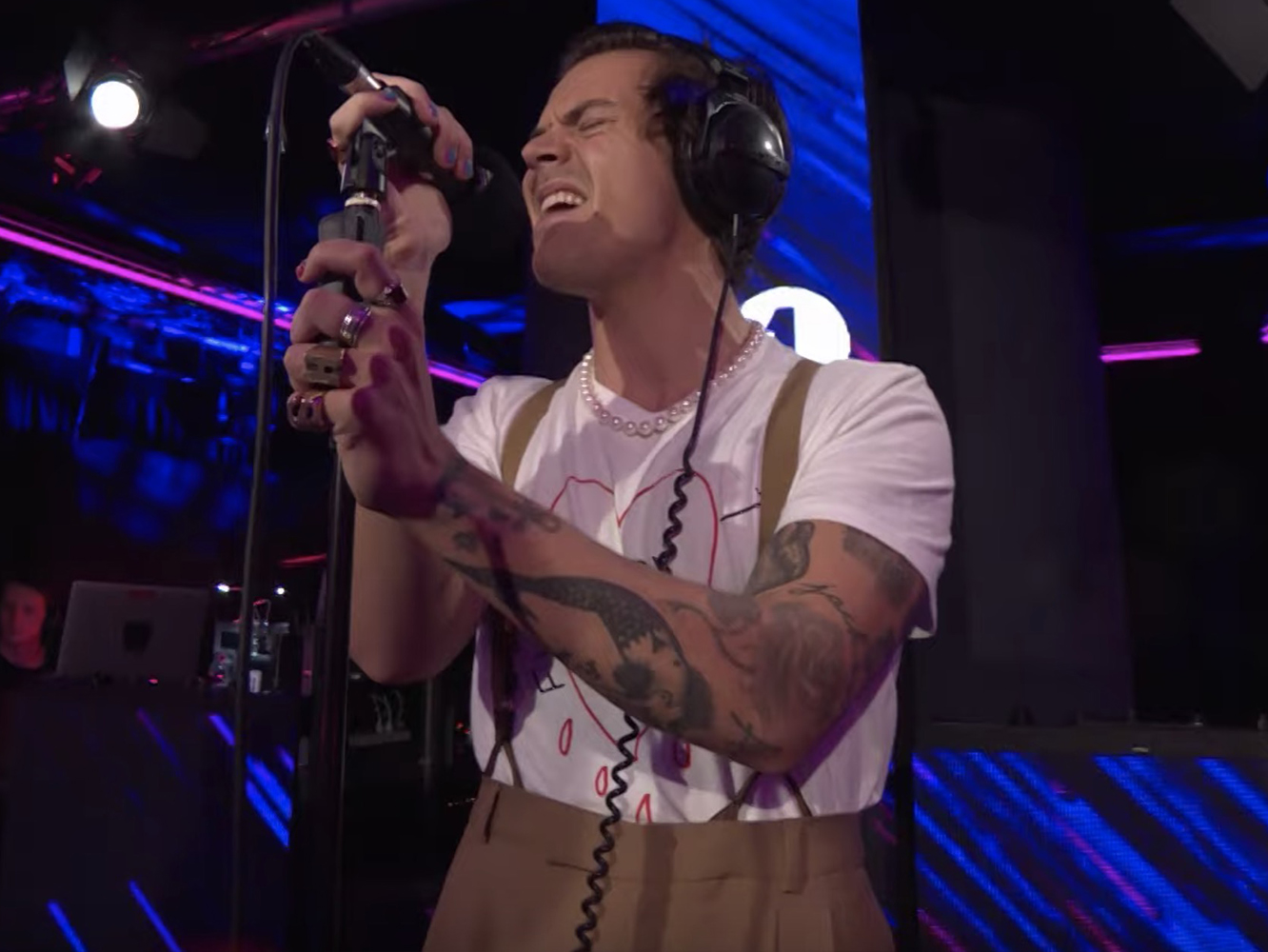 Harry Styles presenta ‘Adore You’ y berrea una de Lizzo en el ‘Live Lounge’