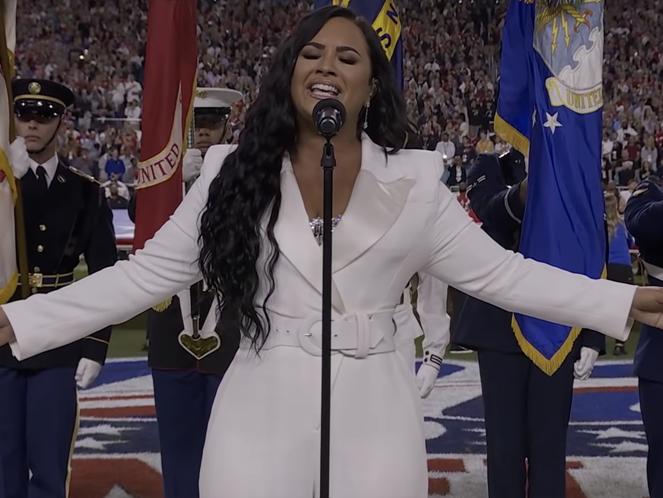  Demi Lovato entona el himno americano con tanto acierto como fake tan en la Super Bowl 2020