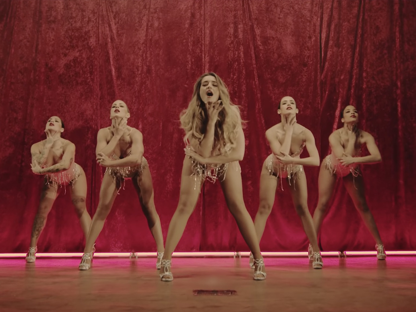 María Burlesque De Índigo lanza el vídeo vintage para ‘4 Besos’, con Rauw Alejandro y Lalo Ebratt