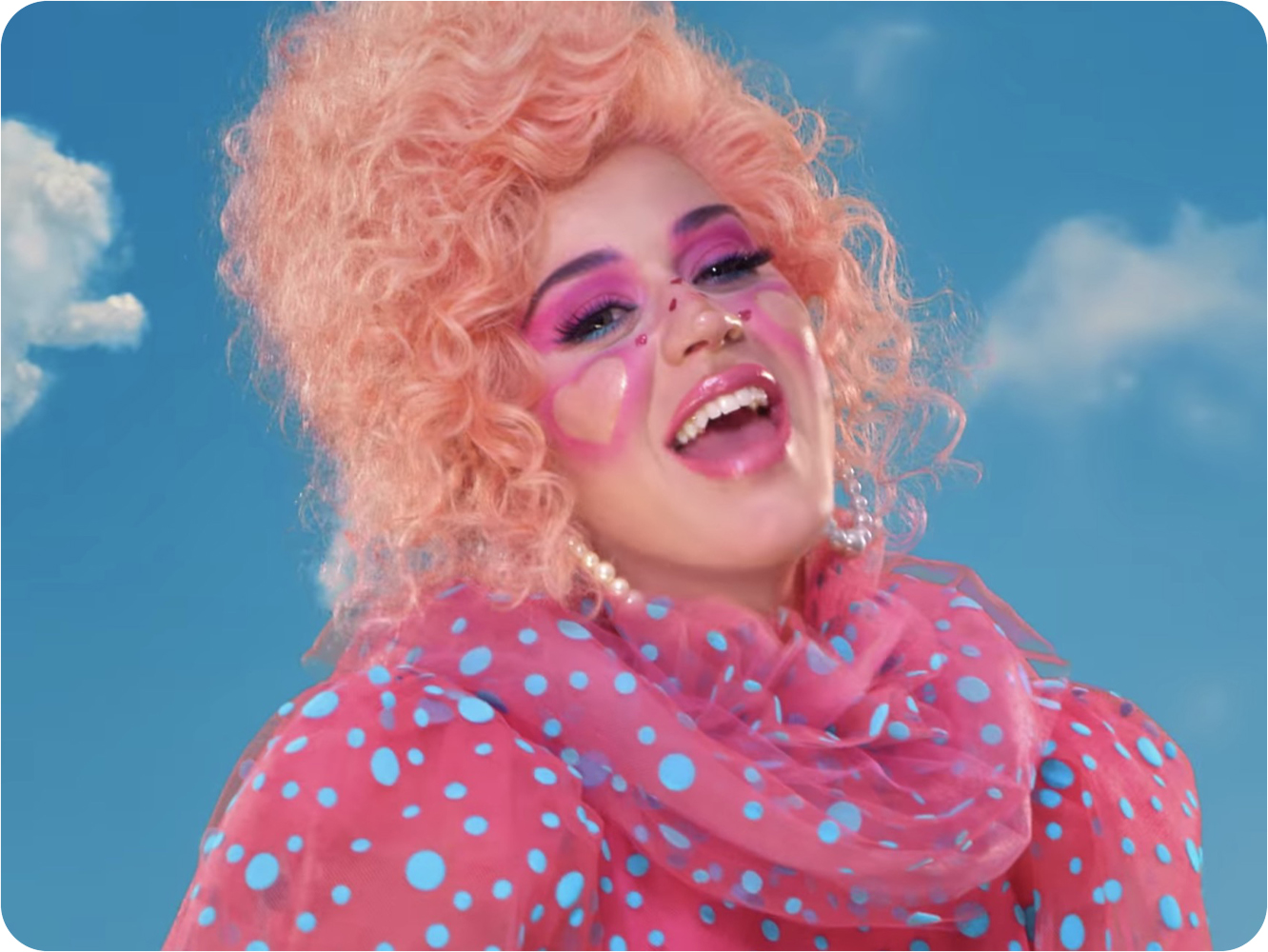  Katy Perry da una lección de cómo sí hacer un vídeo semi-animado con ‘Smile’