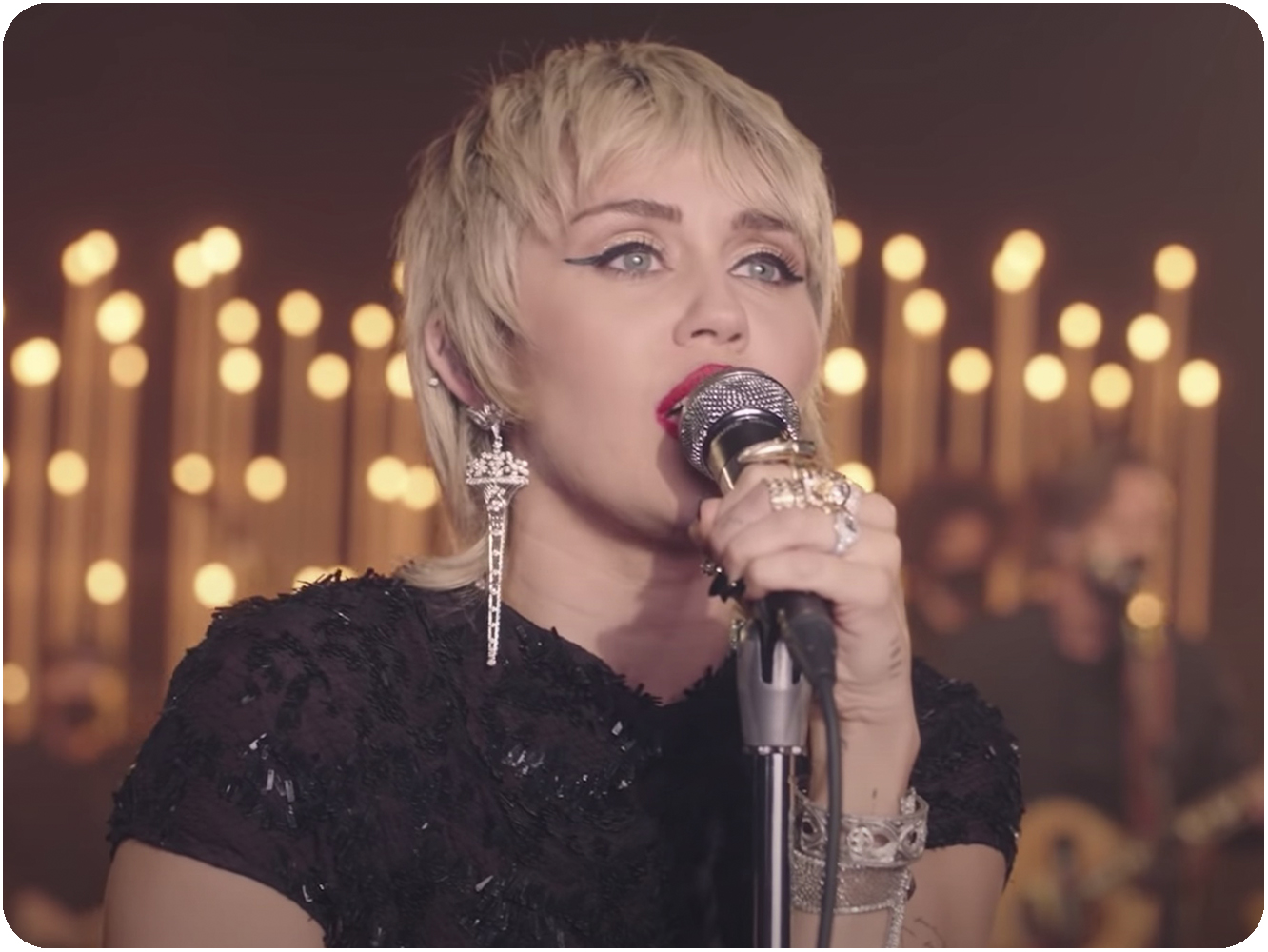 Miley Cyrus versiona a Presuntos Implicados y canta su último par de singles en el Live Lounge