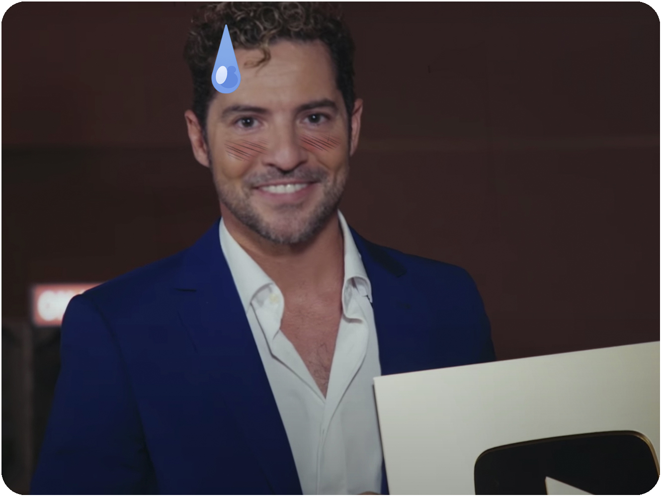 Maravilloso momento de naturalidad por las nubes en la entrega del Botón De Oro de Youtube a David Bisbal