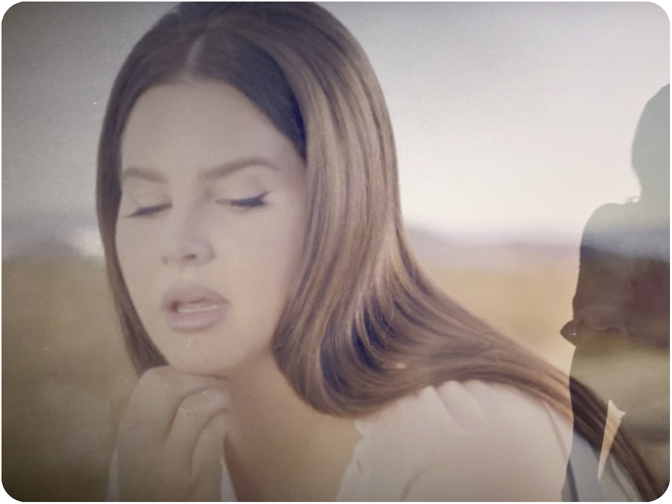 Lana Del Rey batalla por comunicarse con las belugas en ‘White Dress’, su nuevo single