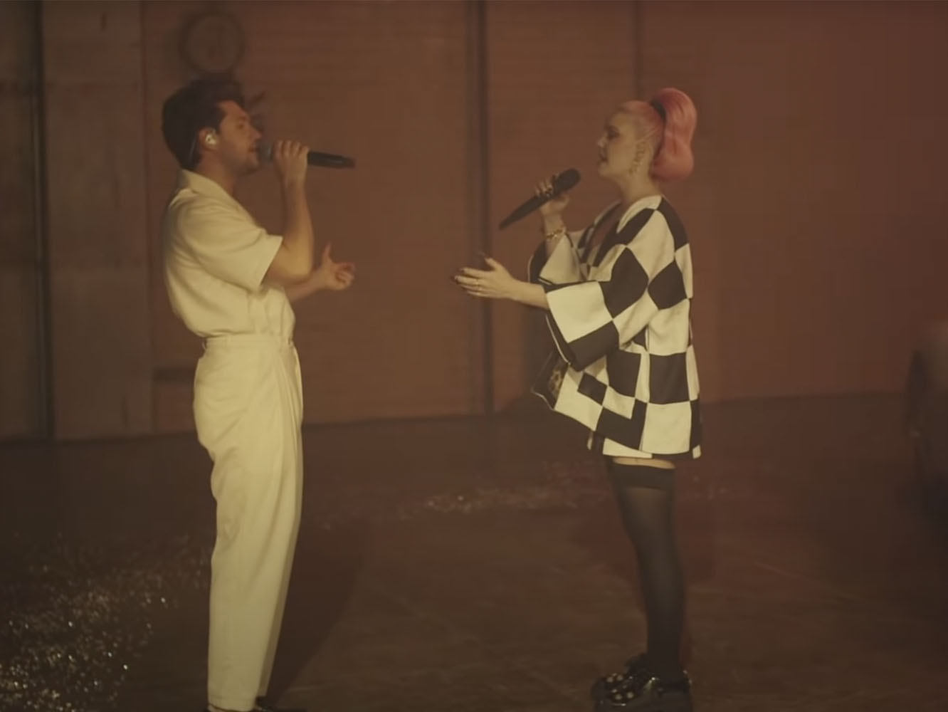 Anne-Marie y Niall Horan presentan ‘Our Song’ en directo en el show de Fallon