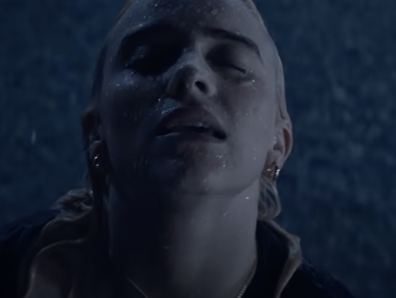 Billie Eilish se va viniendo Pau-Latinamente arriba en ‘Happier Than Ever’
