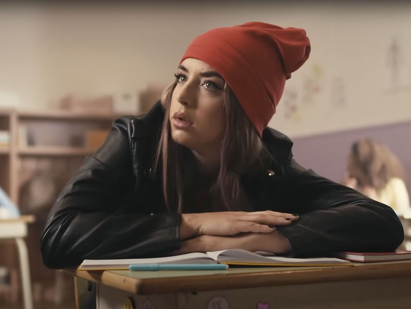 ‘La Niña’ de Lola Indigo ve la luz entre la polémica por su fiesta y un nuevo vídeo, ‘La Niña De La Escuela’