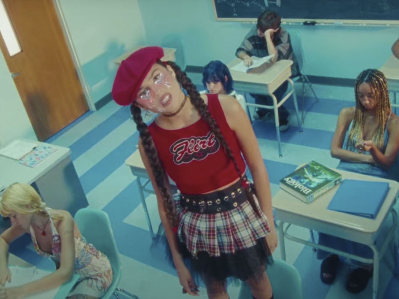 ¡Vigilad vuestro correo! ¡Mañana podríais estar acreditados en algún tema del disco de Olivia Rodrigo!