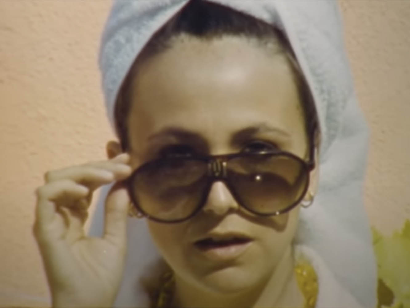  Rigoberta Bandini lleva el ‘Amo A Laura’ a un verano marbellí en el vídeo de ‘Julio Iglesias’