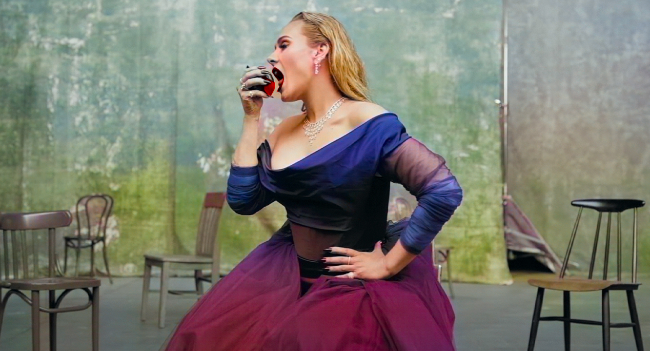 ‘Oh My God’: Adele, mujer ¡ponle color al asunto!