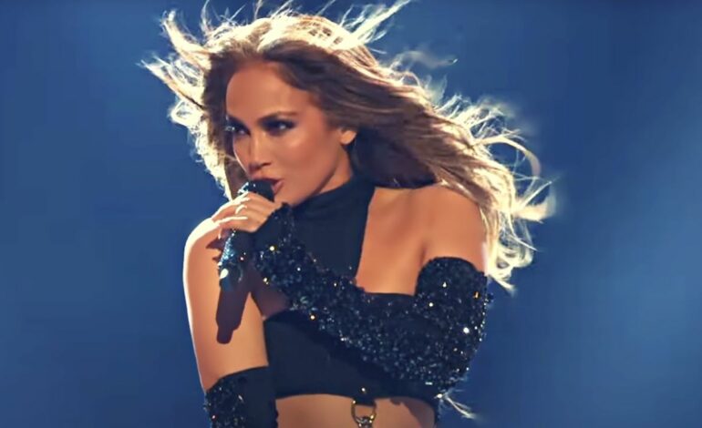  Jennifer Lopez recibió el Icon Award de iHeart Radio y lo celebró con ‘On My Way’ y ‘Get Right’