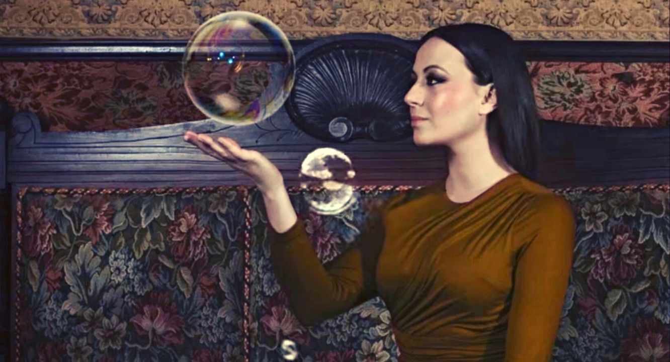 Maria Villalón invoca al fantasma del pasado, presente y futuro en 'Tratado  De Paz', su nuevo EP - Odi O'Malley